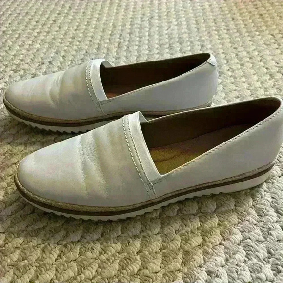 Clark’s Collection white leather slip ons 
Women’s size 9 Wide 〰️ Loafer - Picture 1 of 6